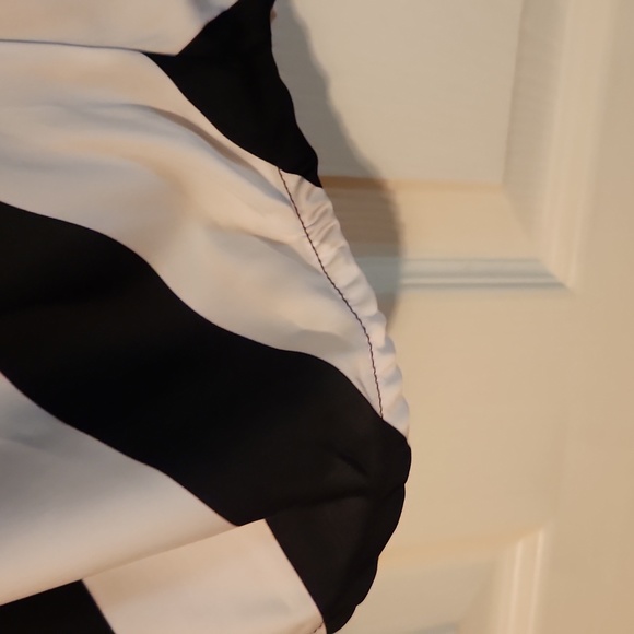 Lane Bryant black and white flowy  blouse - Picture 4 of 7